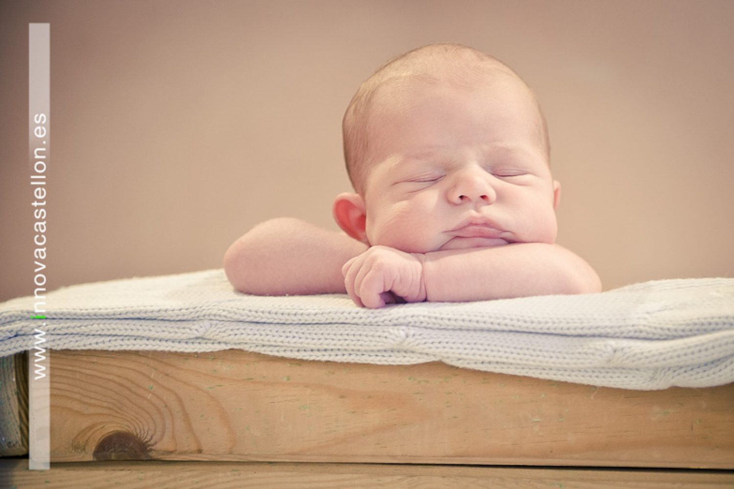 Fotografía original y diferente de bebes recien nacido - reportaje de fotos recien nacidos bebes en castellon (5)